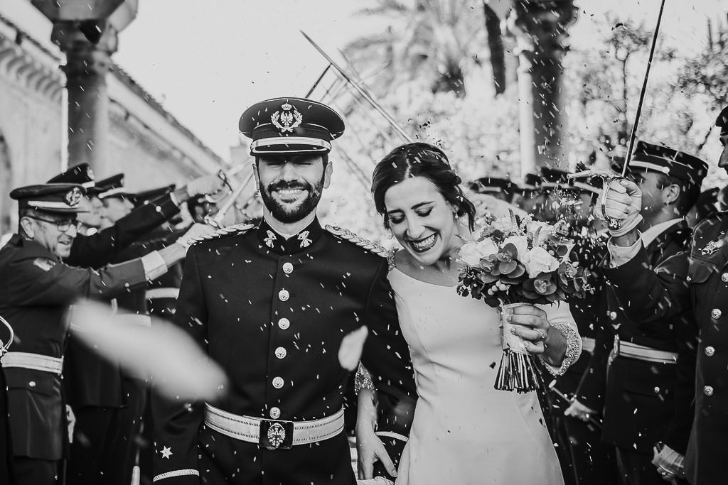 salida de novios de la mezquita con arroz