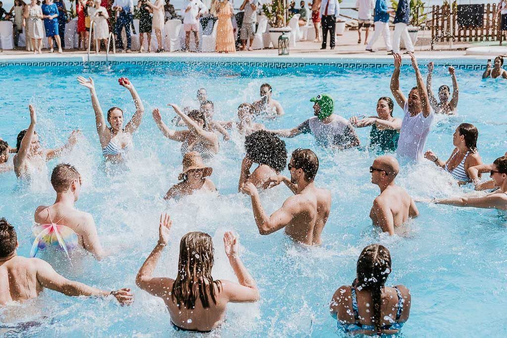 boda en la piscina