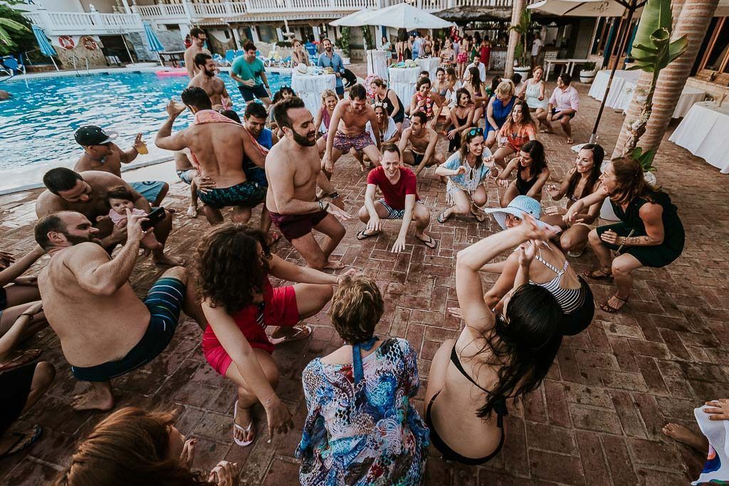 boda loca en la piscina