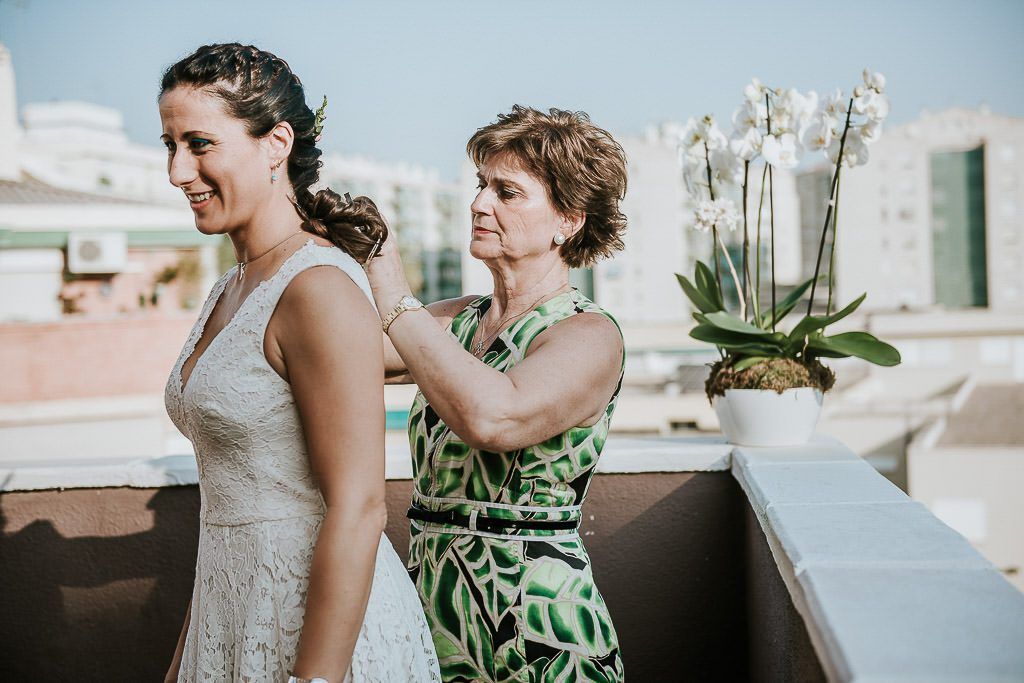 madre vistiendo a la novia