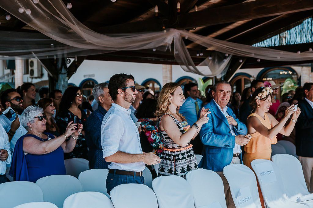 invitados viendo a la novia