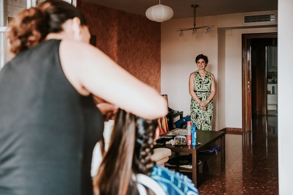 madre mirando a su hija