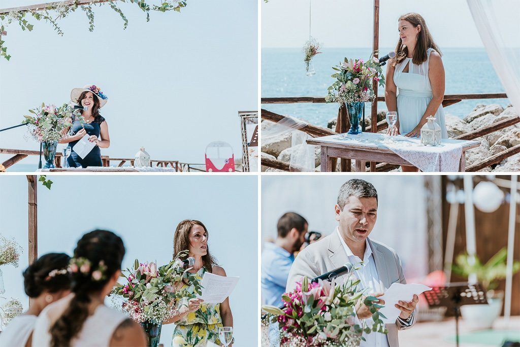 amigos leyendo en una boda