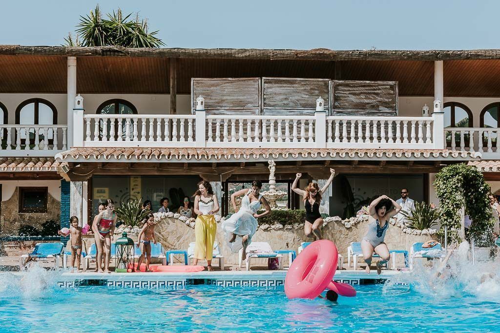novia tirandose en la piscina