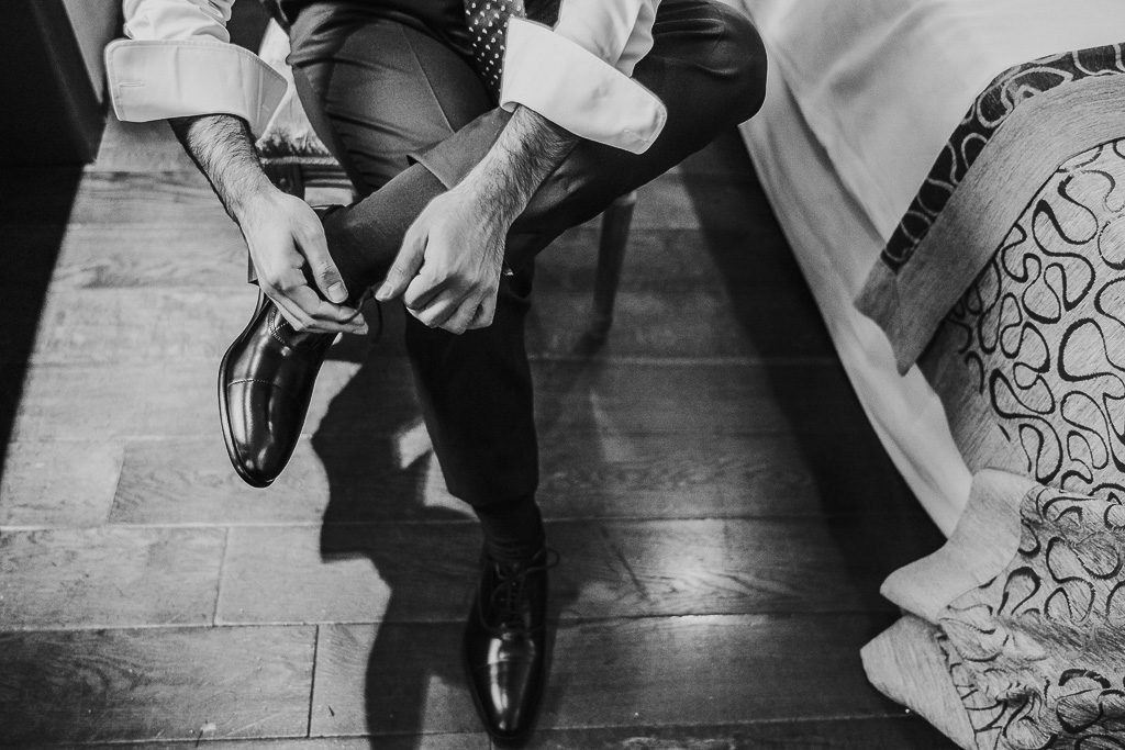 novio poniendo los zapatos