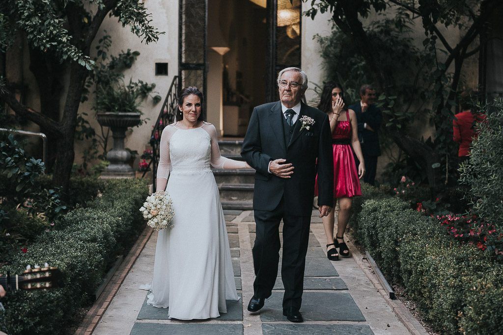 novia y padrino entrando a la ceremonia
