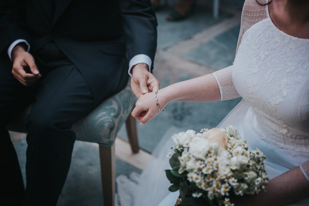 novios cogidos de las manos