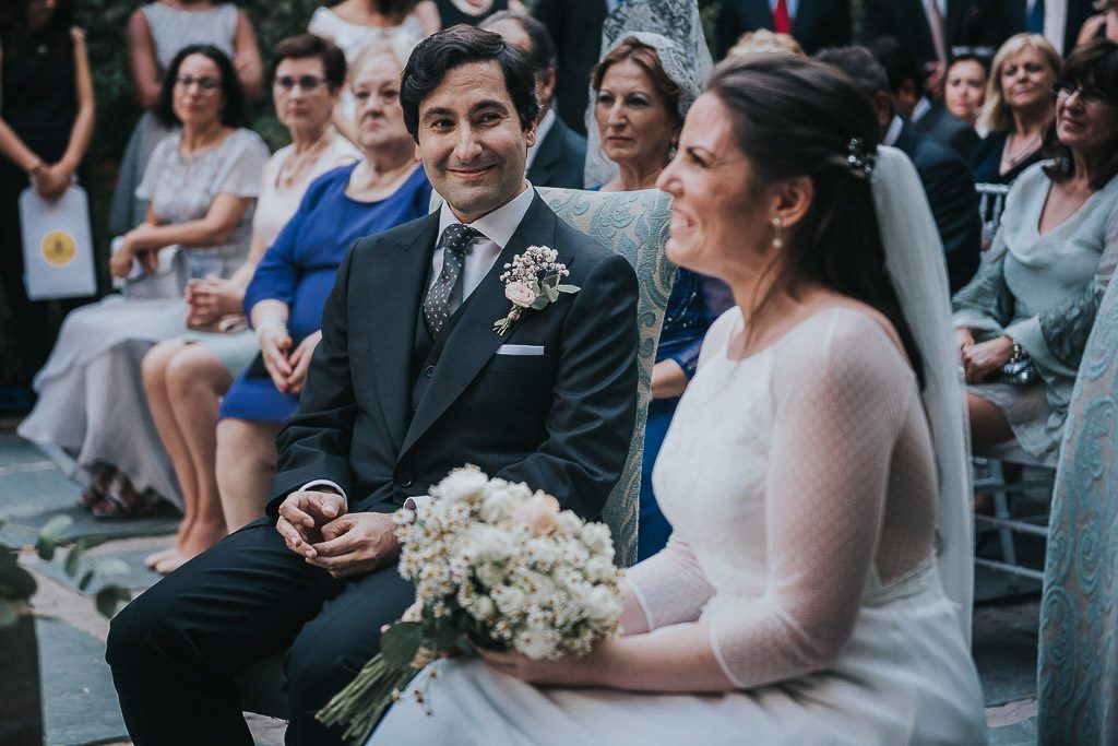 novios mirándose