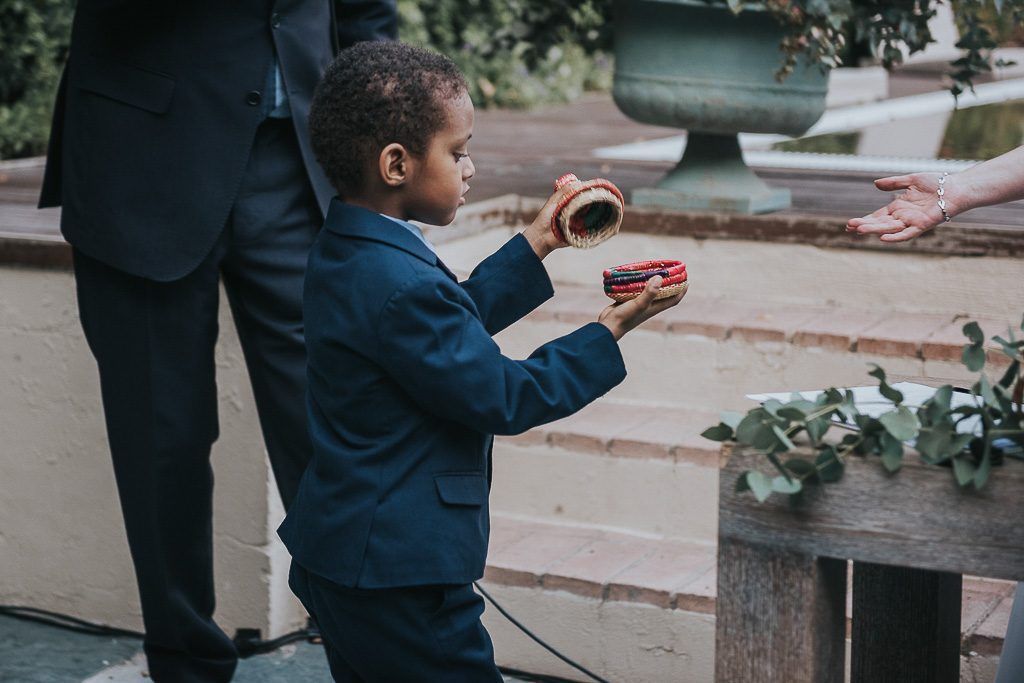 niño llevando los anillos