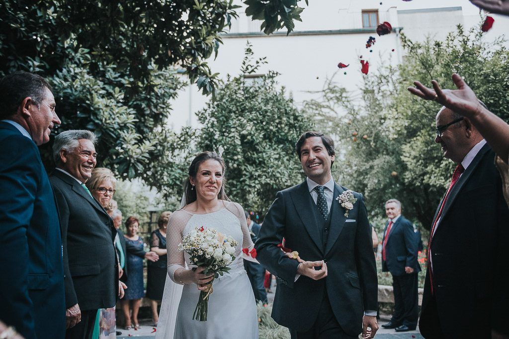 pétalos a la salida de los novios
