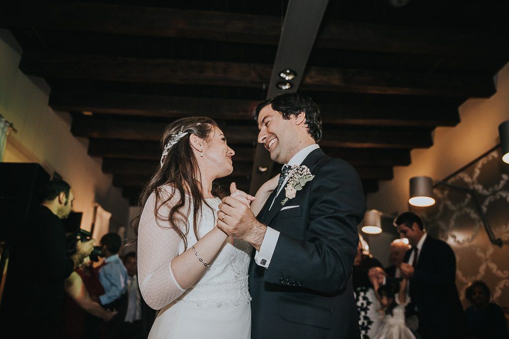 novios bailando