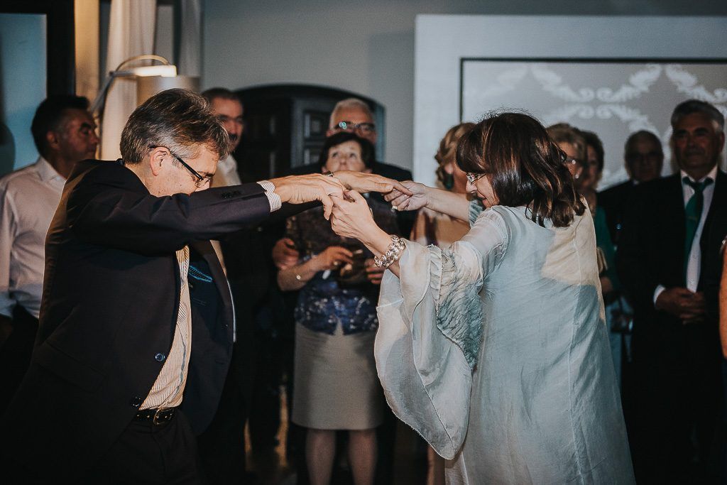 invitados bailando