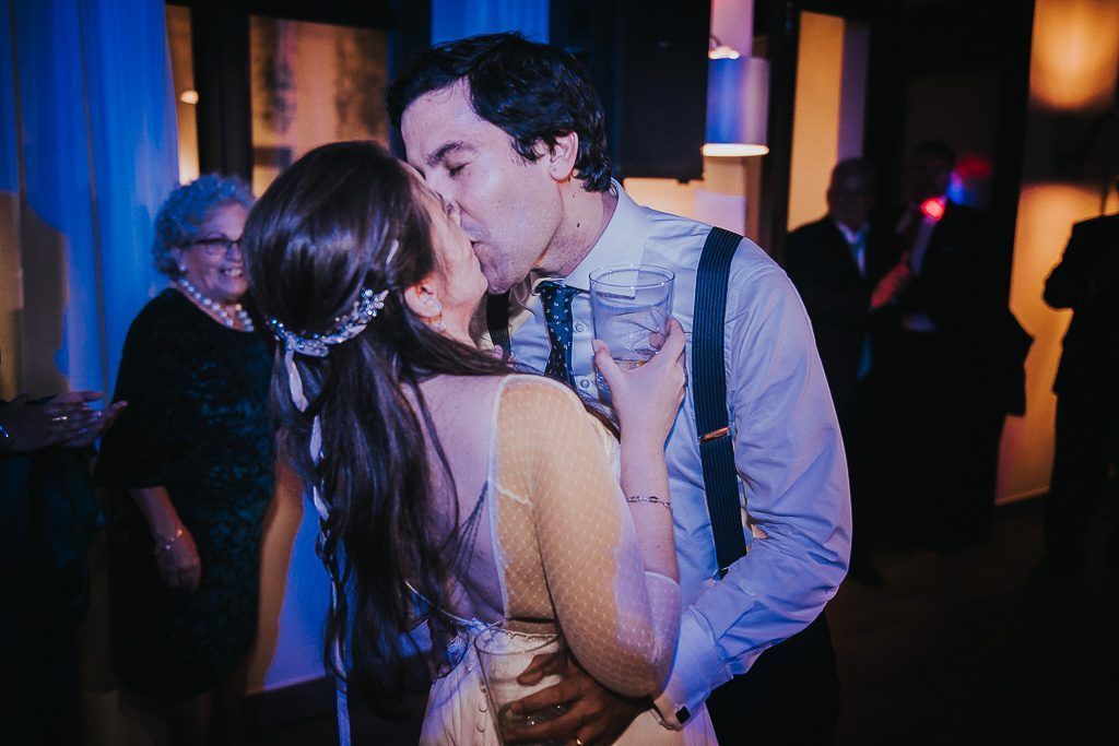 beso de dos novios