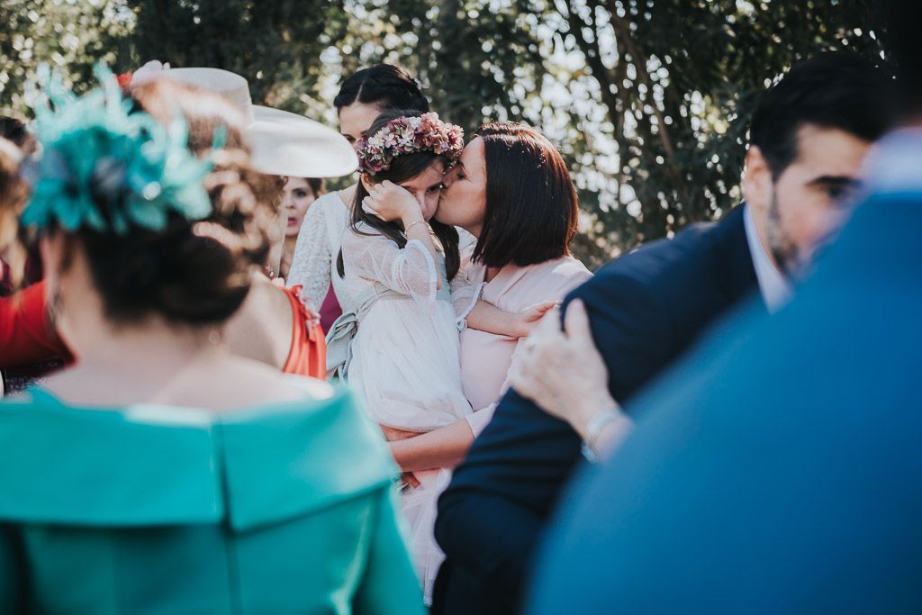 niña emocionada boda