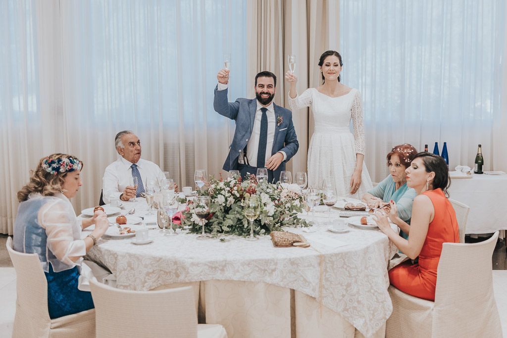 novios brindando