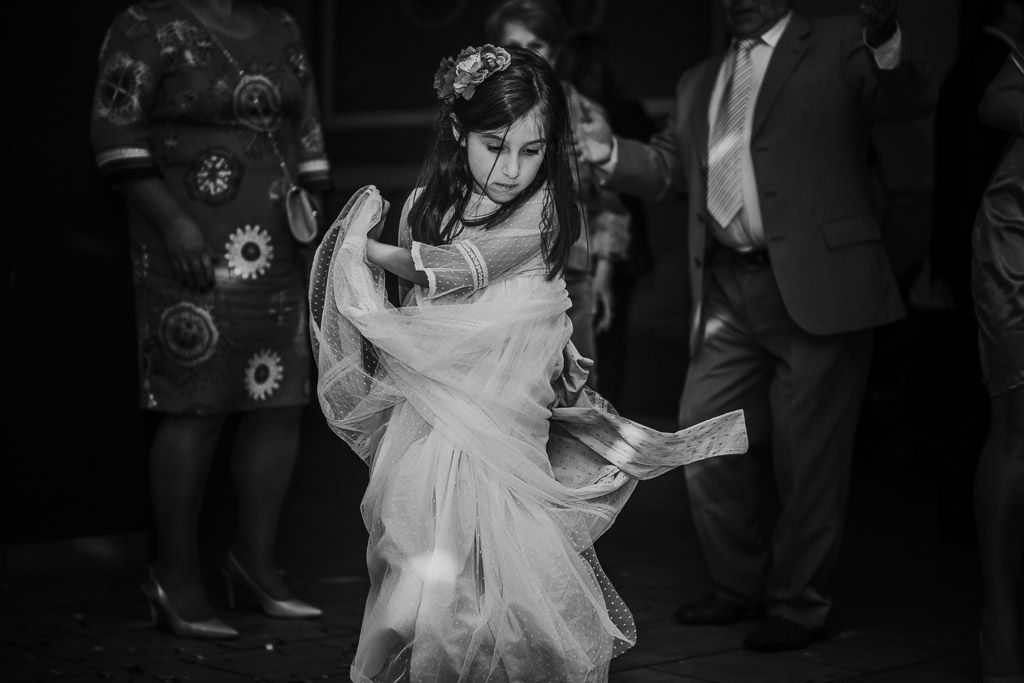 niña bailando en una boda