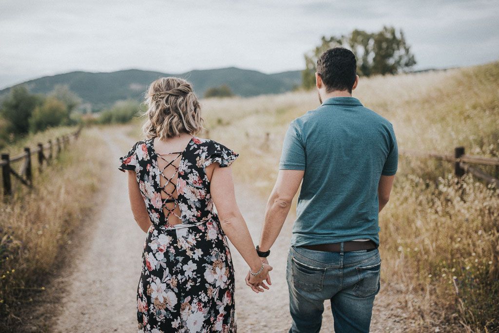 pareja paseando