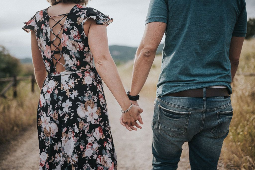 novios cogidos de las manos