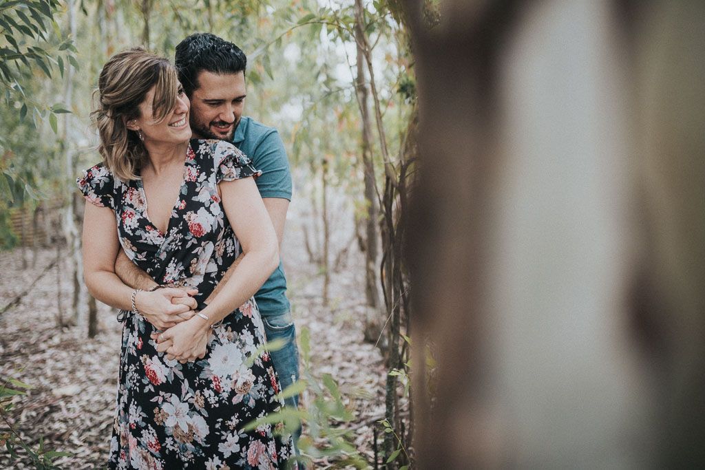 novios abrazados