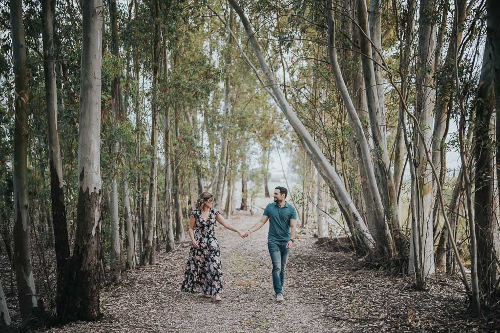 novios paseando