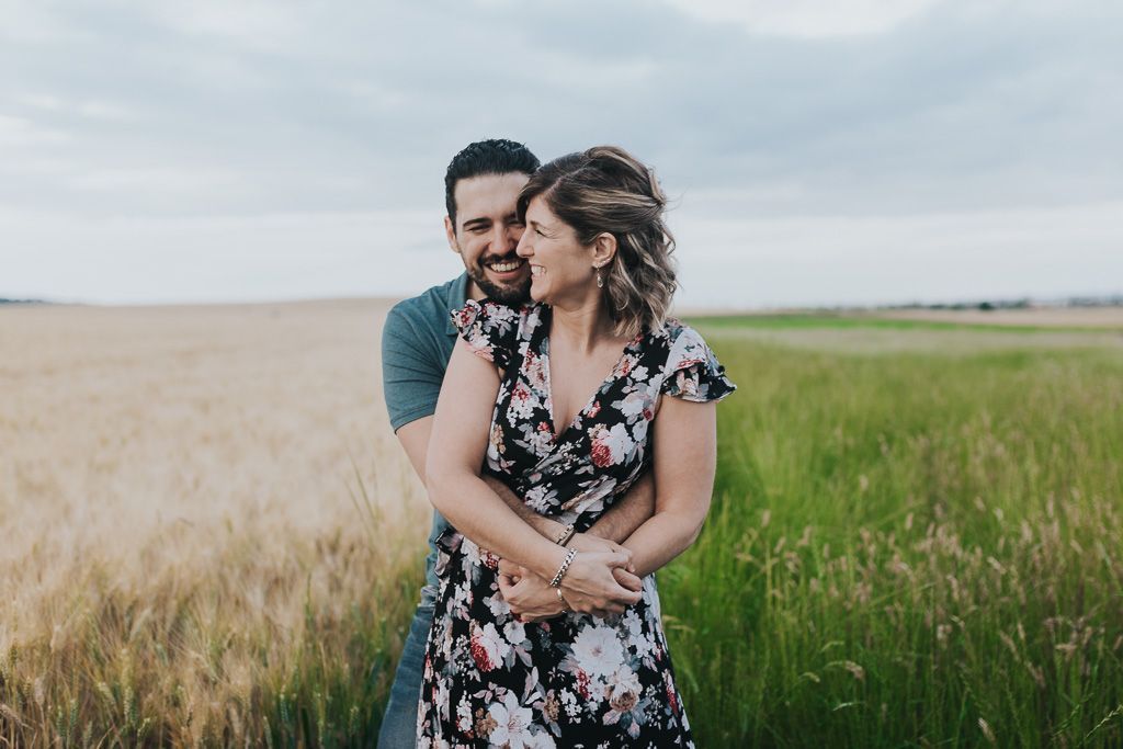 novios en un trigal
