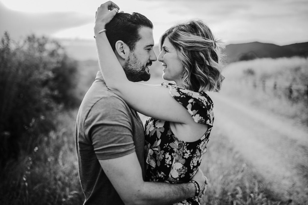pareja dándose cariños