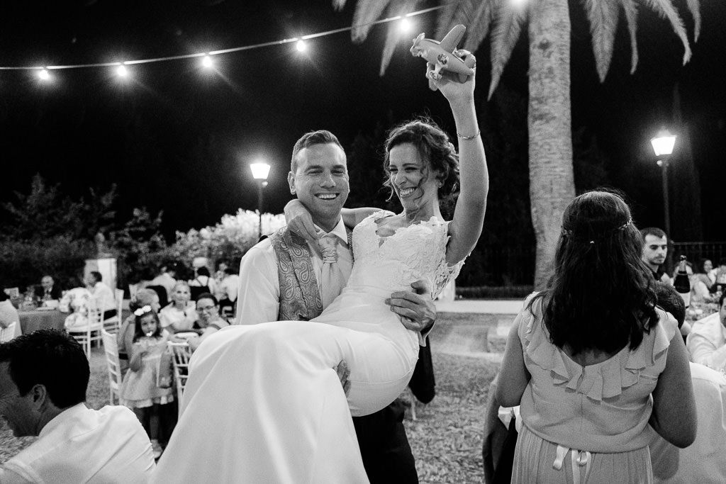 novio cogiendo en brazos a la novia