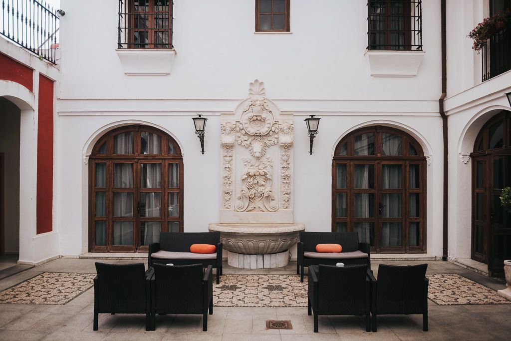 patio del hotel abetos del maestre escuela
