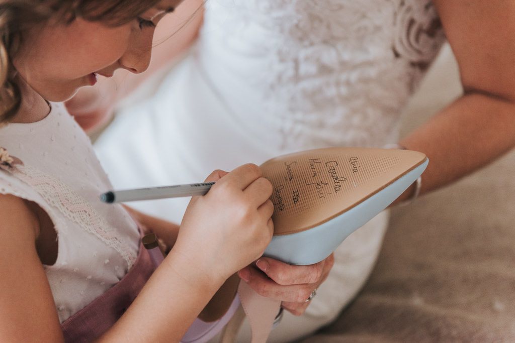 escribir en los zapatos en una boda