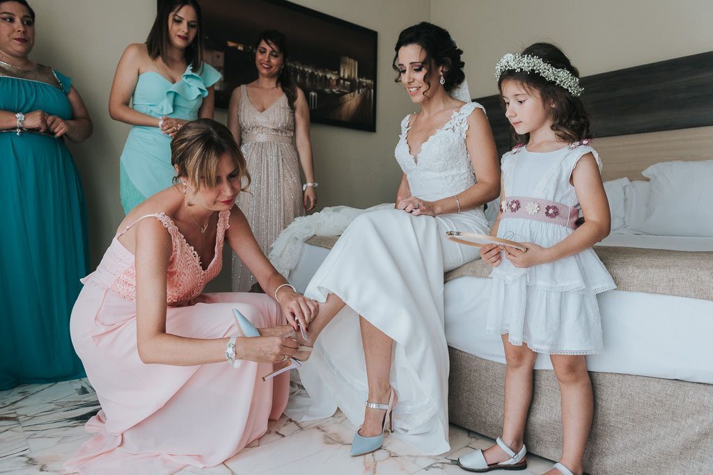 novia colocándose los zapatos