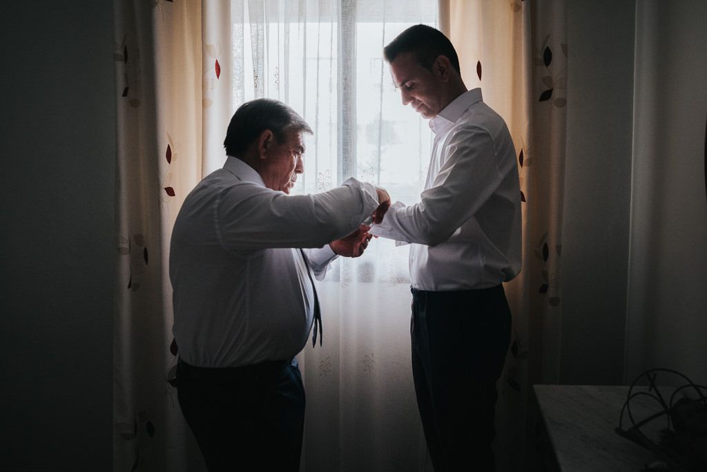 padre ayudando a su hijo el día su boda