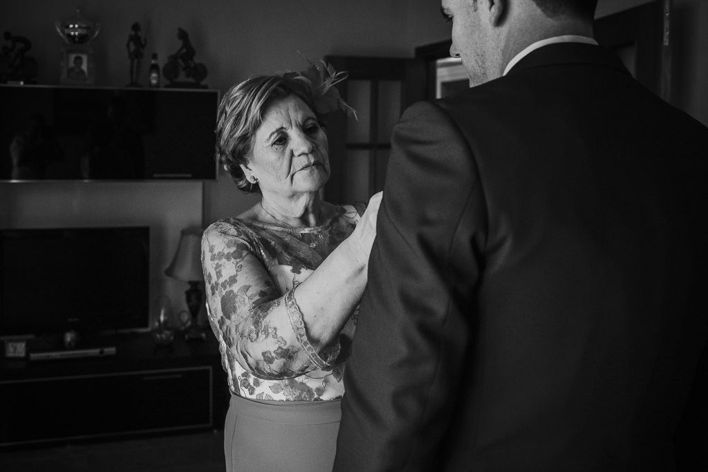 madre ayudando a su hijo en su boda
