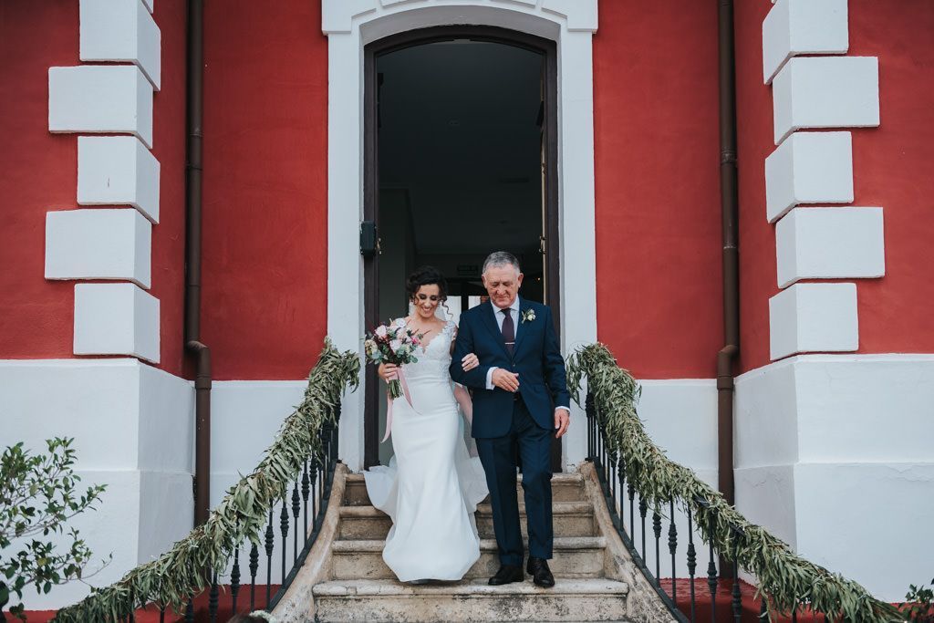 novia dirigiéndoselo al altar