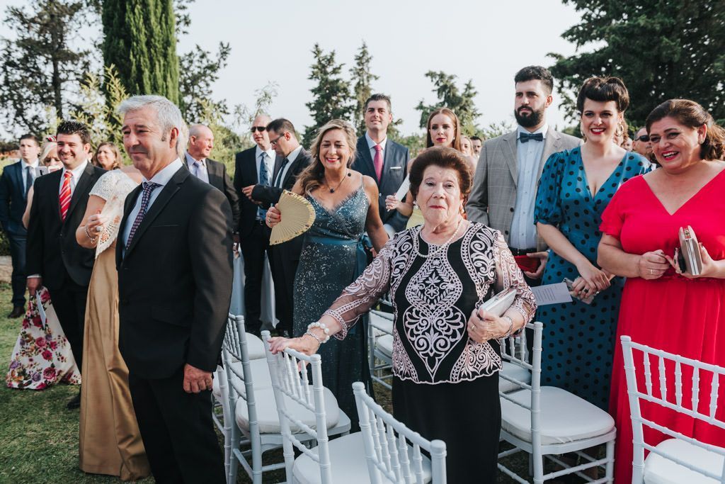 invitados en una boda al aire libre