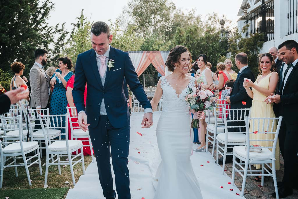 salida de los novios con arroz